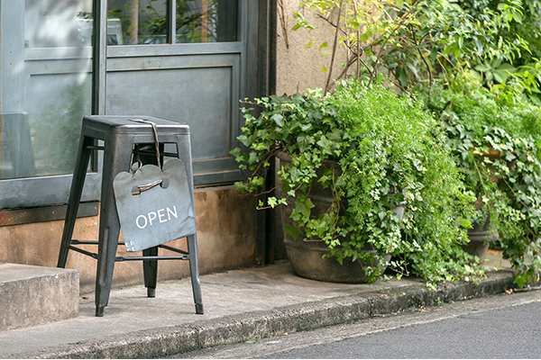 サインまわりの緑地演出