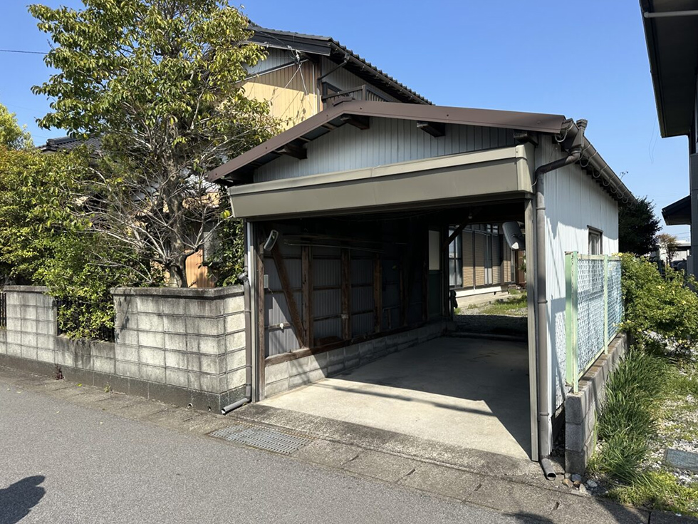 カーポート付き駐車スペースリフォーム事例の施工前