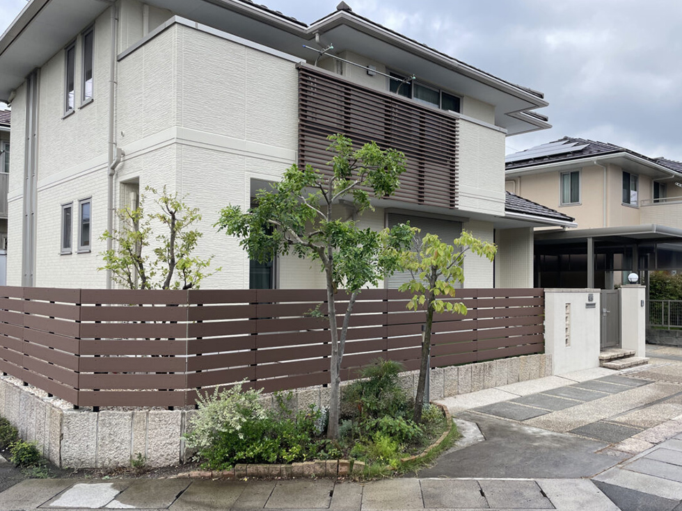 植木の剪定と目隠し柵の設置事例の施工後