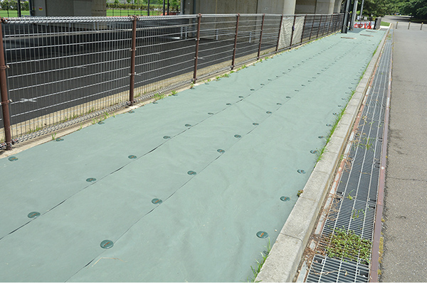 除草作業、防草シート・砂利敷き